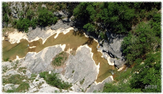 [La parte più larga e pianeggiante del torrente Rosandra compresa tra la cascata e il canyon più stretto vista dall'alto]