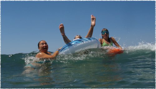 [Sulle onde della spiaggia dell'albergo]