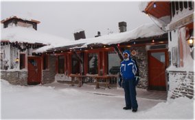 [Davanti al rifugio in cima alla collina]